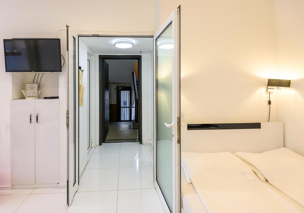 Zero-Waste Studio Apartment In Central 소피아 외부 사진